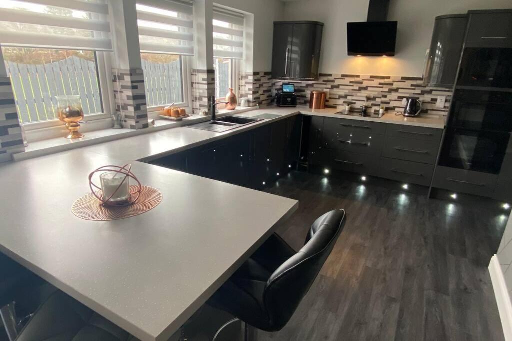 Alcantara- Modern Home With Hot Tub- Sleeps 10 Cromdale Exterior photo